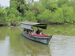 Pengunjung naik perahu